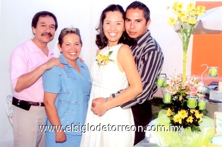 25092008
Los novios acompañados de los organizadores de la reunión, Jesús Rodríguez y Rosalinda de Rodríguez