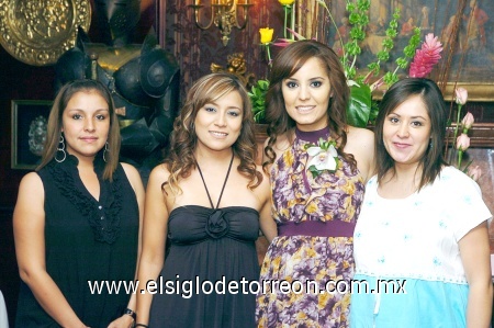 25092008
Rocío Flores Cervantes con sus amigas Claudia, Fabiola y Laura, asistentes a su despedida de soltera