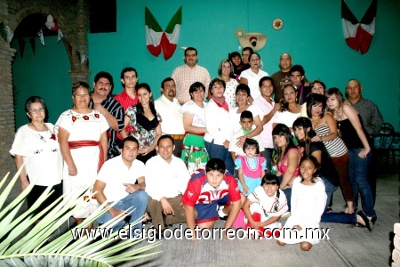 25092008
Familias Favela Padilla, Rodríguez Favela y Flores Favela disfrutaron de una fiesta mexicana organizada por la familia Favela Salazar