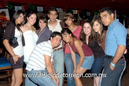 28092008
Adriana Vigne celebró su cumpleaños junto a sus amigos Misael, Marisela, Jacobo, Layla, Norma, Ana, Cecy, Simpa y Susy