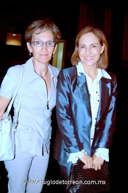 28092008
Guadalupe de la Garza y la actriz Diana Bracho, al término de la conferencia Amor Maduro, Mujer Madura