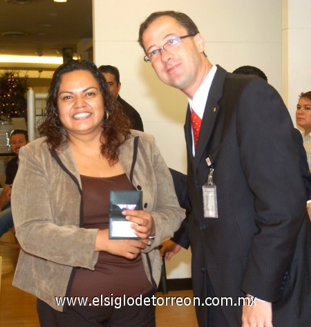 24092008
Doris Bañuelos Rentería, lagunera afortunada que se llevó el primer lugar en 75,000 pesos en monedero electrónico, la acompaña el director de Liverpool, René Fortoul