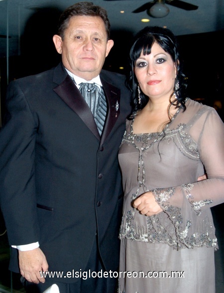 24092008
Guillermo Tumoine Villarreal y María Elsa Cháirez Aguilera, padres de la novia