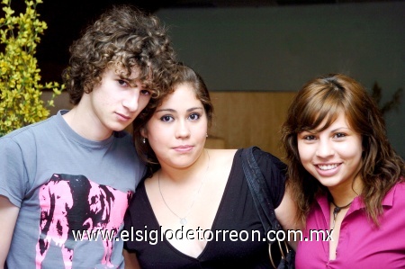 28092008
Carlos de la Garza, Andrea Villarreal y Nubia Carreón.