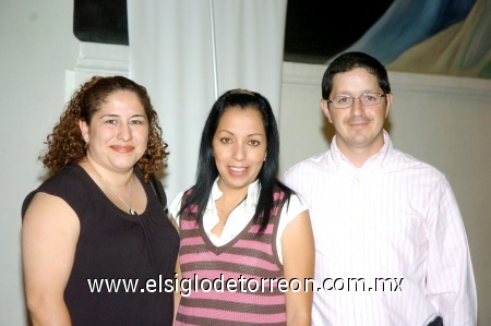 28092008
Silvia Reyes, Myrna de Lozano y Sergio Lozano.