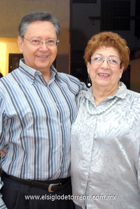 28092008
Carlos Obregón Sarabia, en su cumpleaños acompañado de su esposa Carolina Jover de Obregón