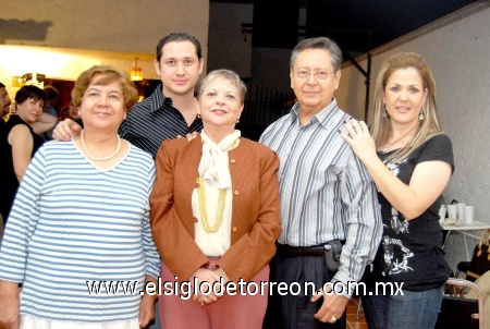 28092008
Carlos acompañado de sus hermanas María Estela Obregón y Margarita O. de Galindo, así como de sus sobrinos Ernesto y Margarita
