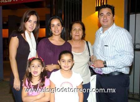 28092008
Daniela, Claudia y Josefina Magaña, Renata, Luciana y Jesús Valdez.