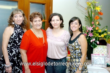 28092008
Juana María junto a sus hijas Pily, Rocío y Martha Arreola.