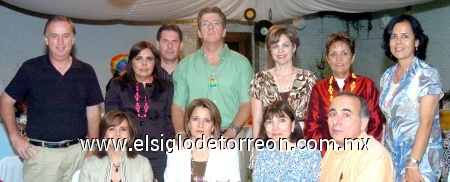29092008
Maru, César, Margarita, José, Laura, Óscar, Alicia, Lety, Myriam y Armando, acompañaron a la festejada en su cena