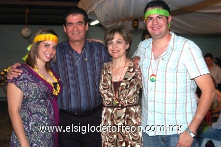 29092008
Susana con su esposo Édgar y sus hijos Susana y Édgar Villarreal Estens.