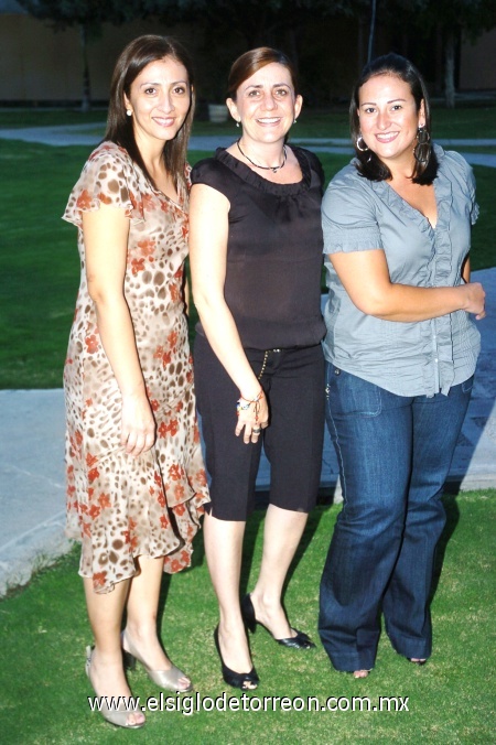 29092008
Claudia de Morán, Mayte de De la Parra y Pily de Román.