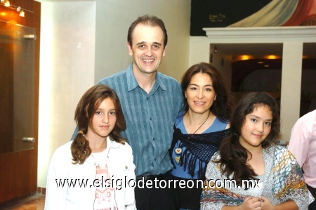 29092008
Claudia y Eric Lahille, Ana González y Sally Madrigal.