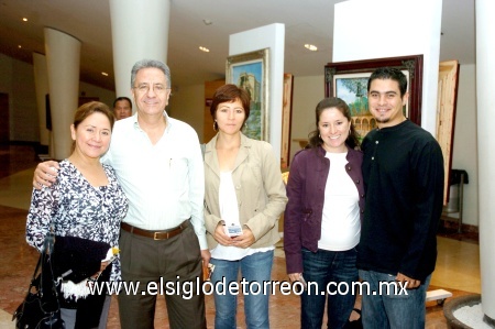 29092008
Josefina de López, Federico, Jéssica y Jennifer López y Daniel Scarnati.