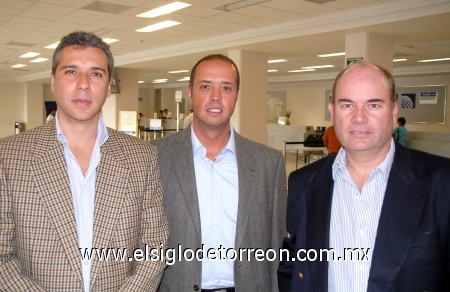 01102008
Eduardo Osegueda, Filemón Garza y Javier Perezávila viajaron a Durango en plan de negocios