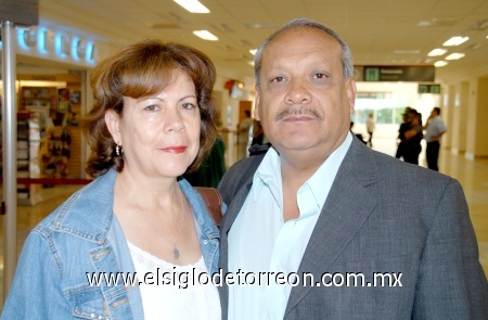 01102008
Guadalupe Martínez despidió a su esposo Martín Rodríguez, quien viajó a Ciudad Juárez