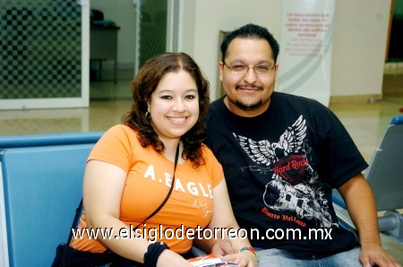 02102008
Nancy Echeverría despidió a su prometido George Saucedo, quien viajó a Los Ángeles, California
