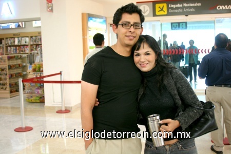 04102008
Carlos Hernández regresó de California y fue recibido por su esposa Anahí Castellanos
