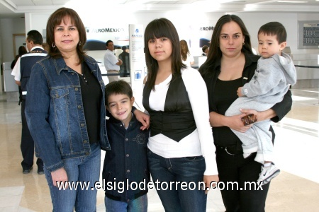04102008
Susuki Aguilar, Fanny Mendoza, Maribel Aguilar, Víctor Hugo Castro y José Aguilar se fueron de vacaciones al Distrito Federal