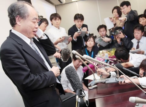 Makoto Kobayashi y Toshihide Maskawa, de Japón, comparten la otra mitad del Nobel por haber descubrimiento el origen de la ruptura de simetría que pronostica la existencia de por lo menos tres familias de quarks en la naturaleza. Los quarks son componentes fundamentales de la materia.