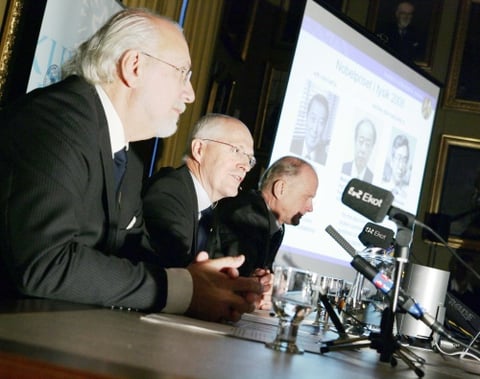 Dos científicos japoneses y un estadounidense de origen nipón ganaron el Premio Nobel de Física por descubrimientos en el mundo de las partículas subatómicas, anunció  la Real Academia Sueca de Ciencias.
