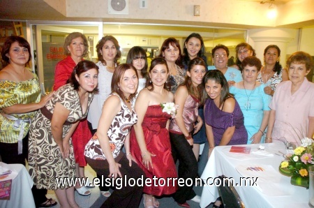 04102008
Irazema López Moreno, en la compañía de familiares y amigas que disfrutaron junto con ella de una tarde de despedida