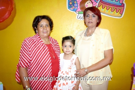 04102008
Bárbara Grised Márquez Flores el día de su tercer cumpleaños acompañada de sus abuelitas María del Rosario García y Guadalupe Arévalo