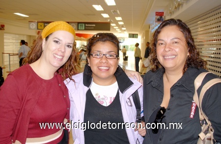 05102008
María Estela Morales, Lucila Olalde y More Barrett se encontraban en la sala de espera del aeropuerto.