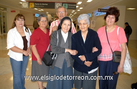 06102008
Hermana Celia de Lara viajó a la Ciudad de México y fue despedida por su mamá Mica de Lara y sus hermanos Rubén, Belen, Marta y Angelita de Lara.
