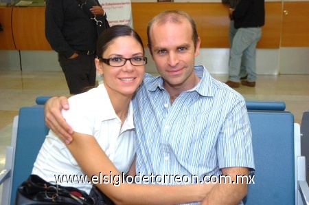 07102008
Karla Villa despidió a Marcos Martínez por su viaje a Cancún.