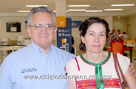 08102008
Arturo Vaca llegó de la Ciudad de México y fue recibido por Adelina Padilla de Vaca