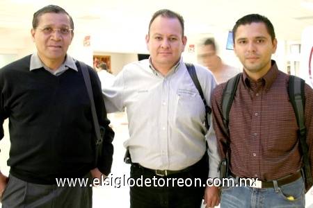 10102008
Esteban Croz y Carlos Corona llegaron de la Ciudad de México y fueron recibidos por Isaías Álvarez