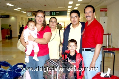 10102008
George, Vanessa, Valessa y Randy Thomas llegaron de California y fueron recibidos por Pablo Lira y Rosy Muela
