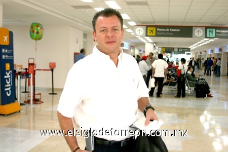 10102008
José Balza viajó al Distrito Federal en plan de negocios