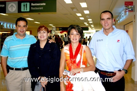11102008
Ana Lucía de Piña y María Alicia de Medina partieron rumbo a la Ciudad de México y fueron despedidas por sus esposos Luis Raúl Piña y Manuel Medina