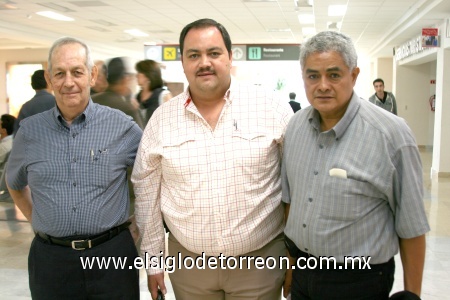 11102008
Juan Estudillo y Rodrigo Sandoval llegaron de Hermosillo y Héctor Ramírez acudió a darles la bienvenida