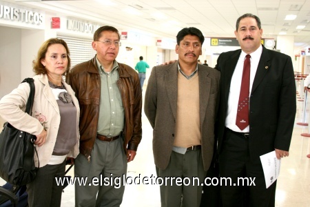 11102008
Rosalba de Agüero y Alberto González recibieron en el aeropuerto a Alberto Valdivia y Gonzalo G