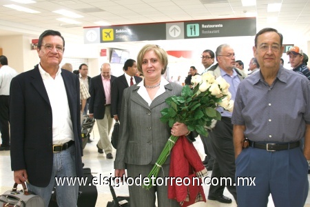 12102008
César y María Eugenia Flores llegaron de la Ciudad de México y fueron recibidos por Hugo Flores.