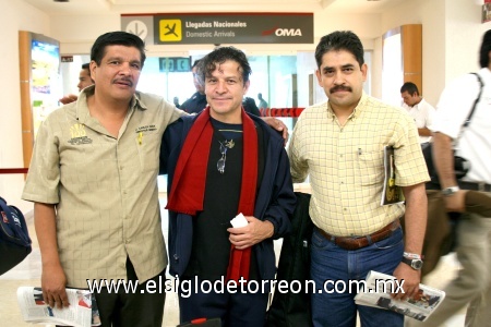 12102008
Juan Carlos Parga y Martín Triana recibieron en el aeropuerto a Raúl Martell.