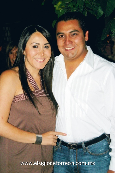 Celebra entre amigos
Elisa Esparza y Carlos García.