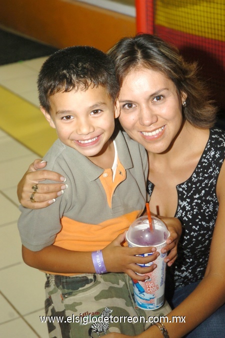 06102008
José Pablo Ramírez junto a su mami Susy Armas de Ramírez.