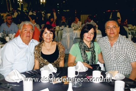 Delfino Ríos y Guadalupe de Ríos, Eduardo Carmona y Cristina de Carmona.