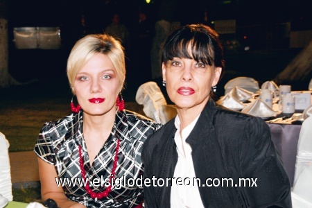 Chenis Lurueña de Salazar y Norah Salazar Lurueña.