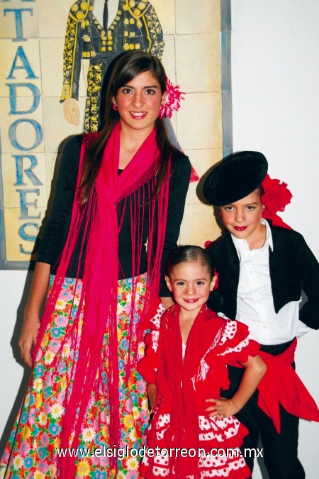 Disfrutan las Romerías de Covadonga 
Las hermanas María, Fátima y Macarena González Salmón.