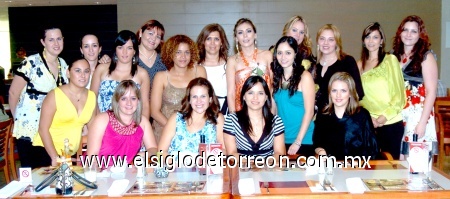 06102008
Sandra Calderón Flores acompañada de sus amigas que asistieron a su despedida de soltera.