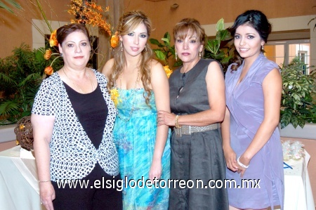 07102008
Jéssica acompañada de su futura suegra María del Carmen Lorca Vallejo, su mamá Hilda Gloria Moreno de Fuentes y Alejandra Gómez Espino.