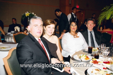 Román y Selina Cepeda, Laura Cepeda y Carlos Graham.