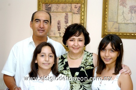 06102008
José Juan Hernández Cerceda y Ruth Aguirre de Hernández cumplieron 18 años de casados y lo festejaron  con sus hijas Alejandra y Ana Ruth Hernández Aguirre.