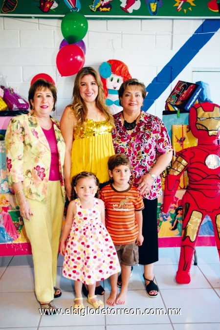 Cumplen los hermanitos
Los festejados Silvana y Eddy, junto a su mamá Mary Carmen Silerio y sus abuelitas María del Carmen de Silerio y Leila de Silveyra.