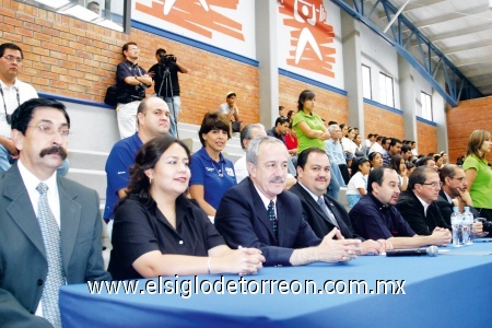 Juan Manuel Torres Blanco, Coordinador Preparatoria Nocturna; Cristina Obregón Ramírez, Coordinadora de Preescolar, Felipe Pérez Gavilán, Rector de la Universidad La Salle y Héctor Ramírez Alanís, Director del IFL.